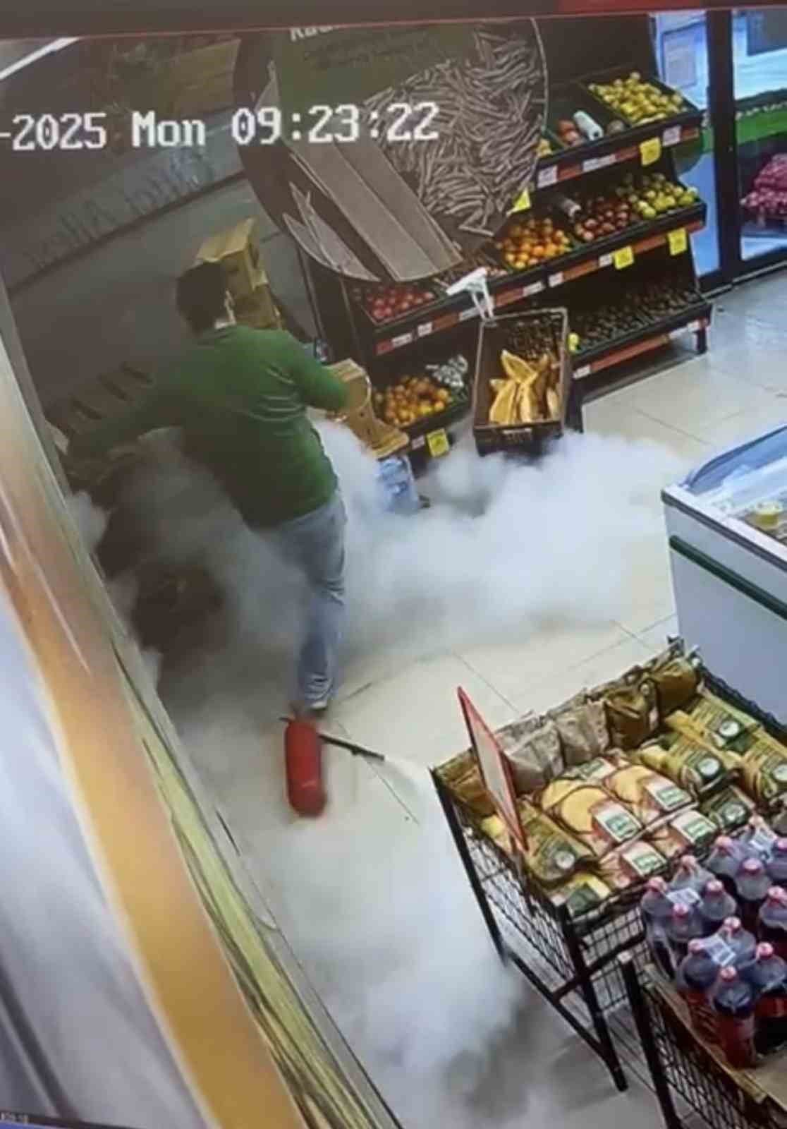 markette ilginc anlar yangin tupu yere dustu calisan panikle kacti 0 hXetKKEK