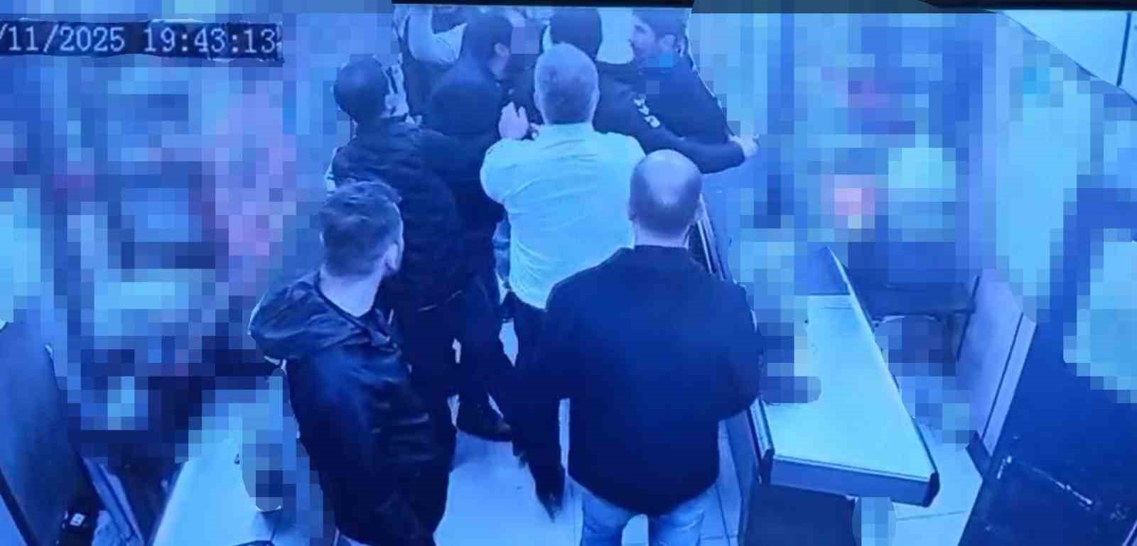 markette seker dokme diye uyarinca darbedildi o anlar kamerada 2 bGjwzGUA