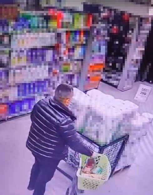Marketten alkol çaldı, kimse görmeden şişeleri pantolonun içine soktu 4 marketten alkol caldi kimse gormeden siseleri pantolonun icine soktu 0 IU2H3llT