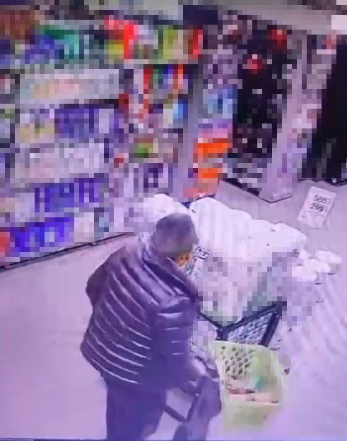 Marketten alkol çaldı, kimse görmeden şişeleri pantolonun içine soktu 6 marketten alkol caldi kimse gormeden siseleri pantolonun icine soktu 2 6628YNsd
