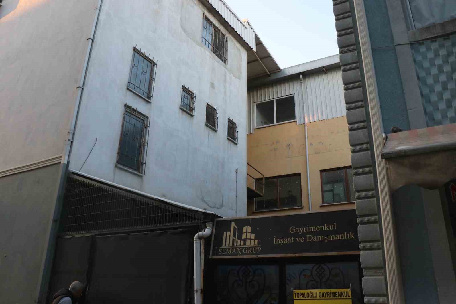 marketten urun calmaya calisti kacarken yuksekten dusup yaralandi 1 2jXgDSRB