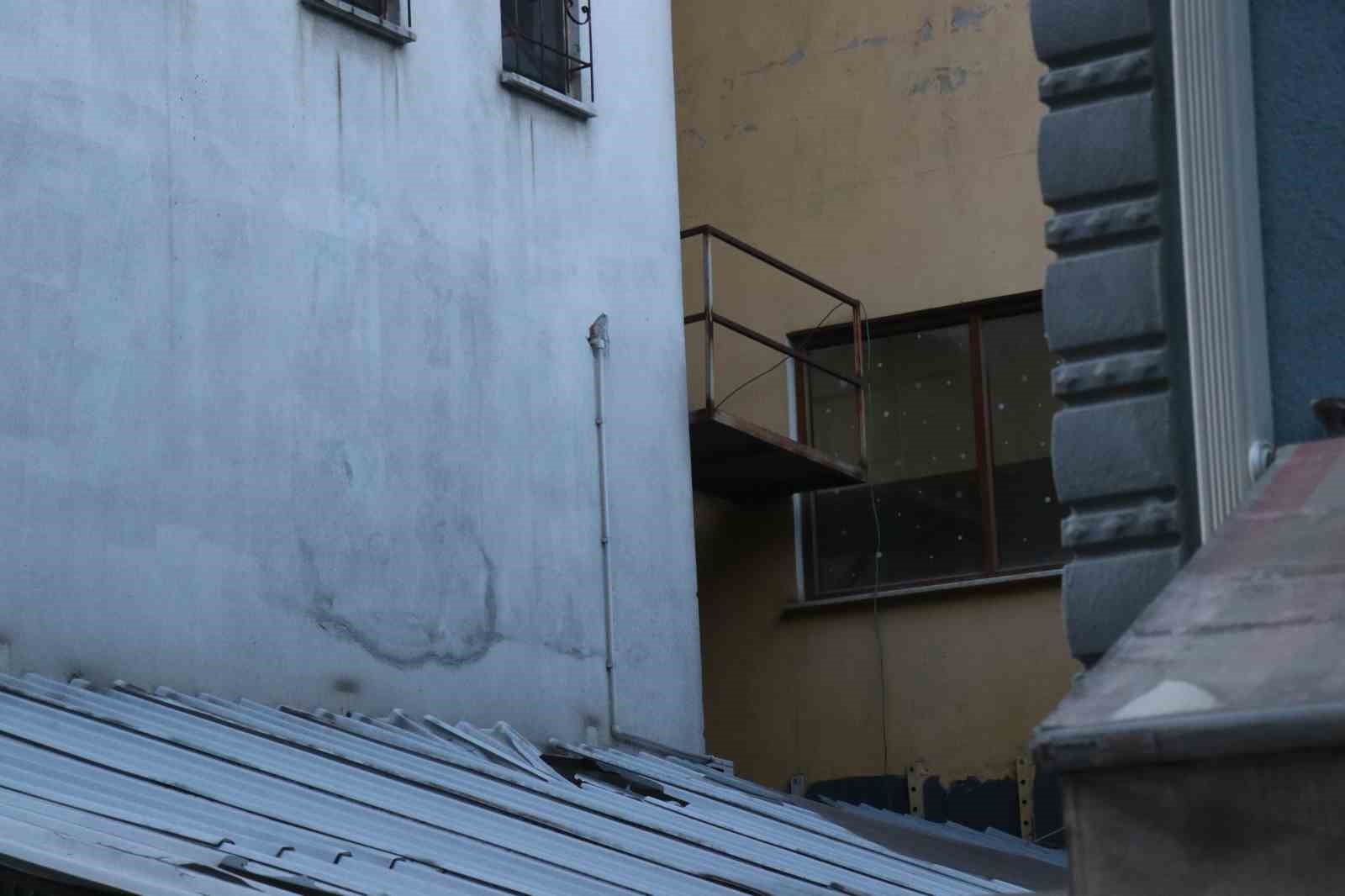 marketten urun calmaya calisti kacarken yuksekten dusup yaralandi 4 j3czQ8zh