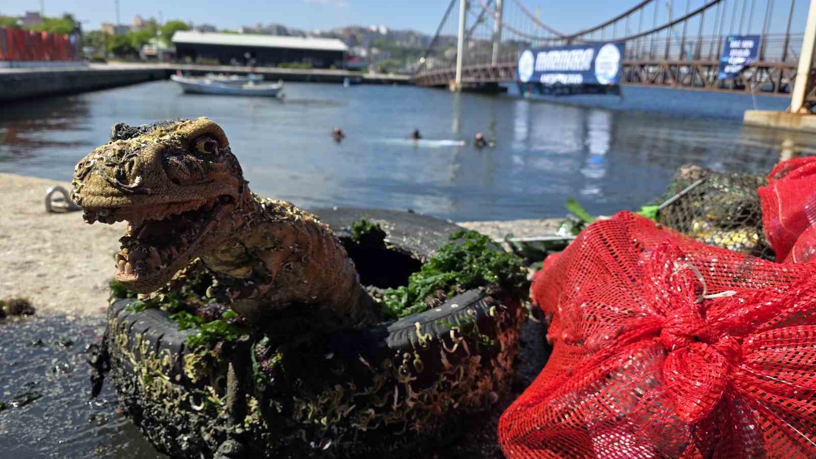 Marmara Denizi Günü’nde denizden maket dinozor çıktı 4 marmara denizi gununde denizden maket dinozor cikti 0 19XGCu5M