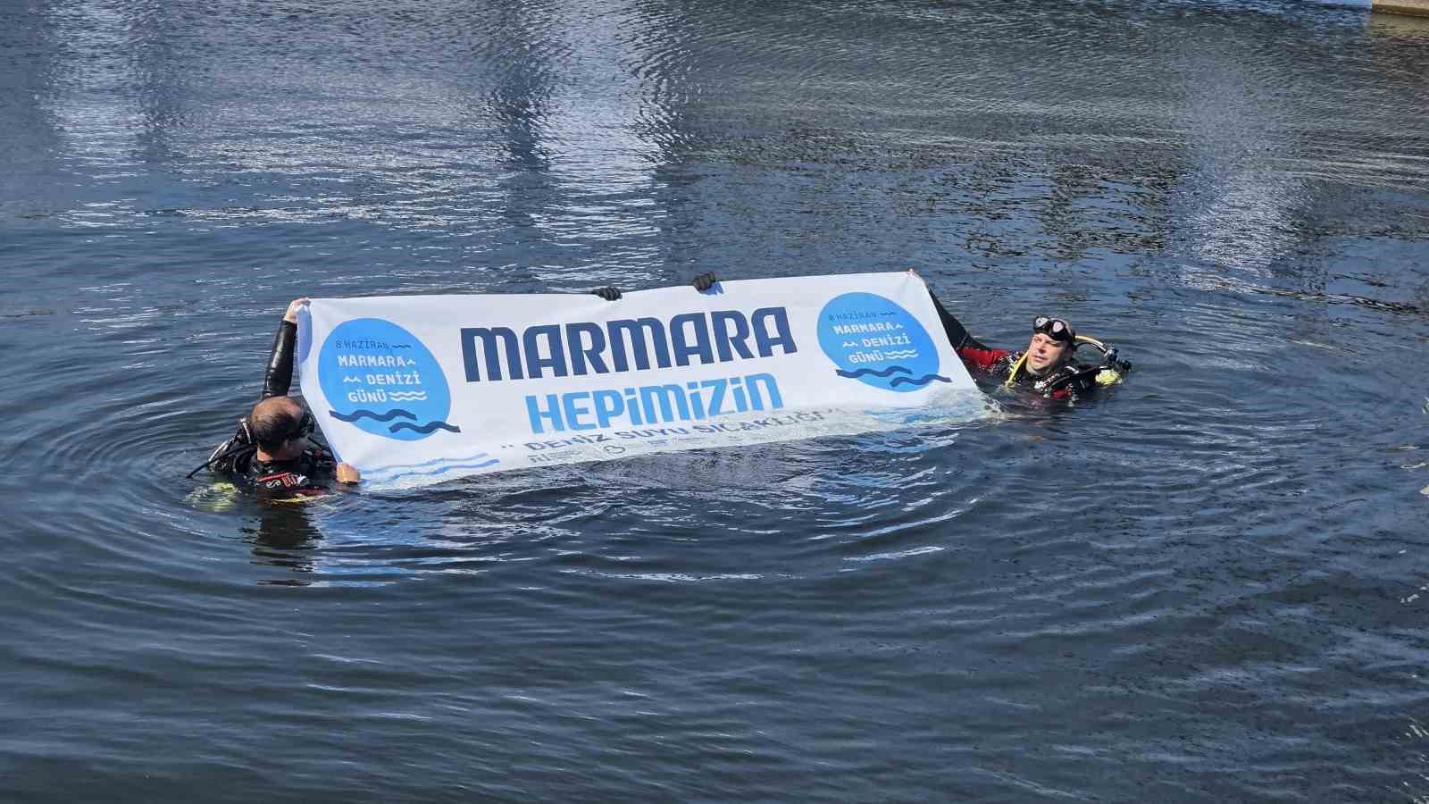 Marmara Denizi Günü’nde denizden maket dinozor çıktı 5 marmara denizi gununde denizden maket dinozor cikti 1 jj2OOENh
