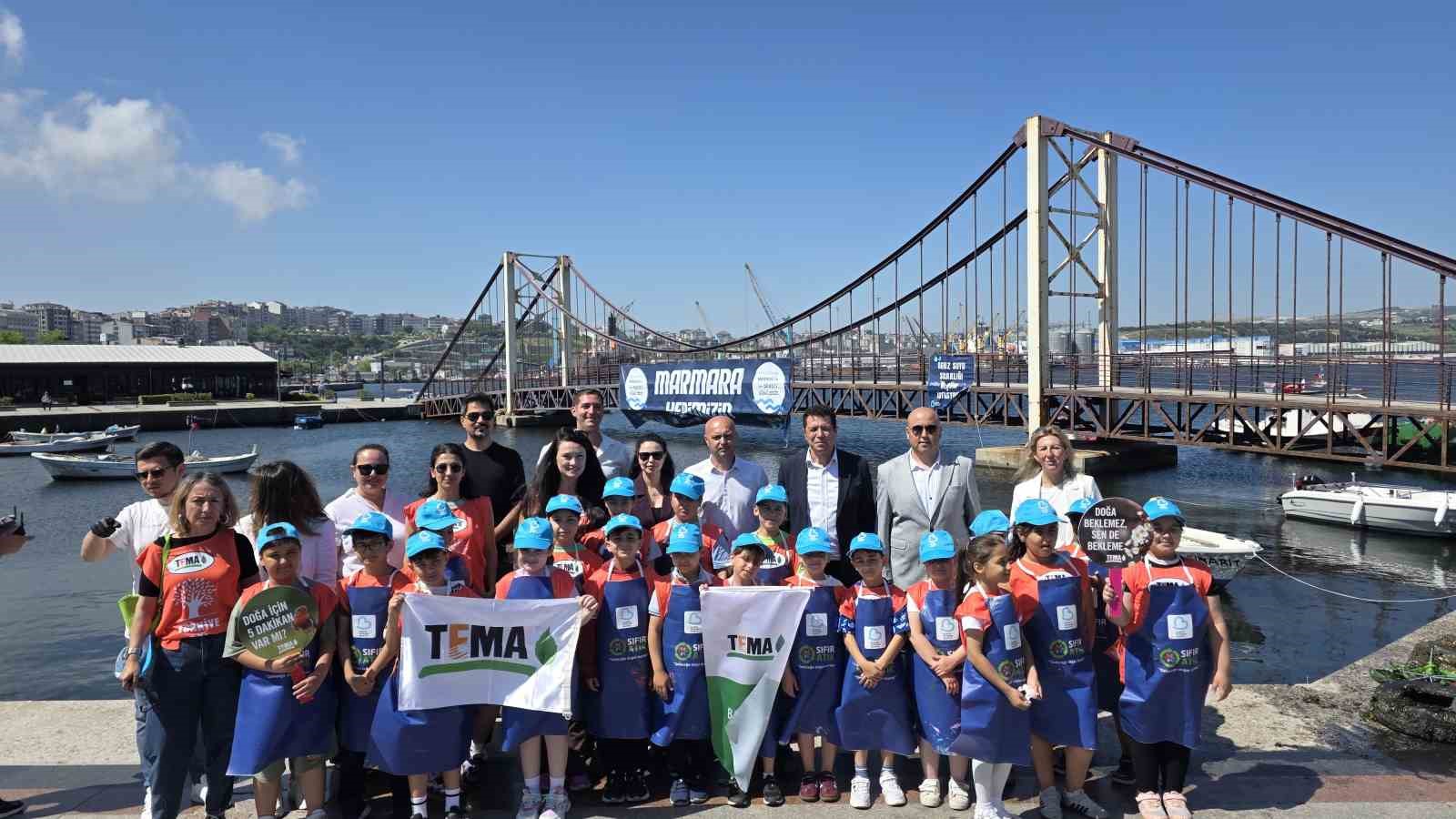 Marmara Denizi Günü’nde denizden maket dinozor çıktı 6 marmara denizi gununde denizden maket dinozor cikti 2 8ZVApmIl