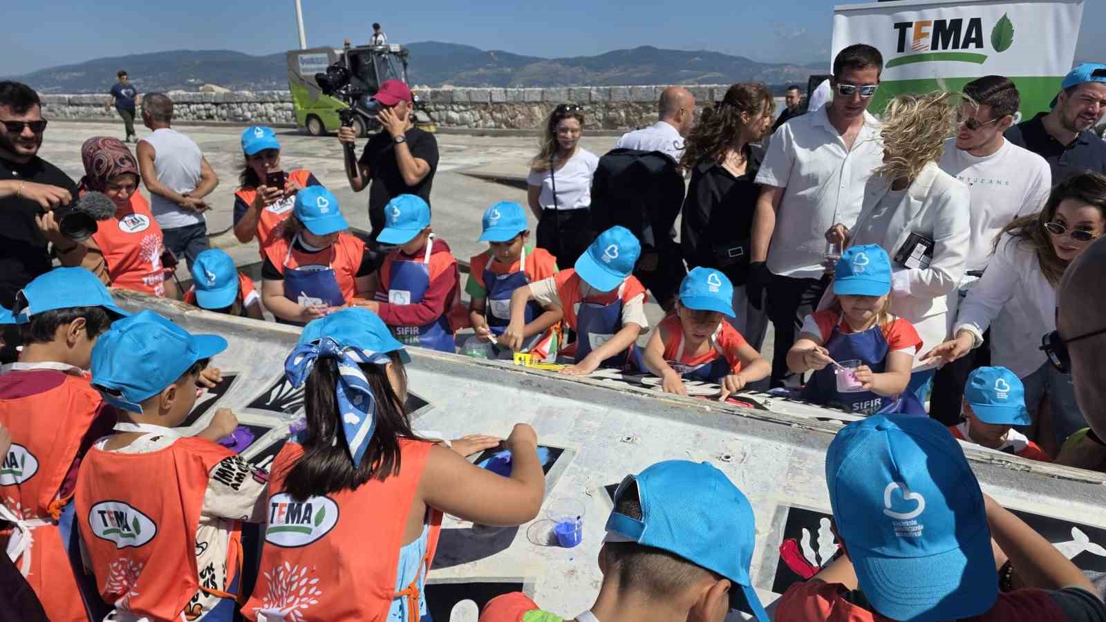 Marmara Denizi Günü’nde denizden maket dinozor çıktı 8 marmara denizi gununde denizden maket dinozor cikti 4 QAtOKnIO