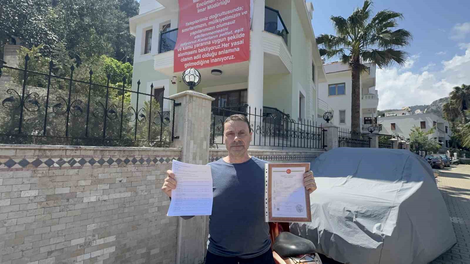 Marmaris’te "Adalet istiyoruz" diyerek balkona pankart astılar 4 marmariste adalet istiyoruz diyerek balkona pankart astilar 0