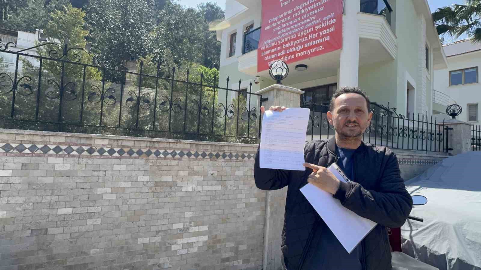 Marmaris’te "Adalet istiyoruz" diyerek balkona pankart astılar 5 marmariste adalet istiyoruz diyerek balkona pankart astilar 1 fyL6MPAA