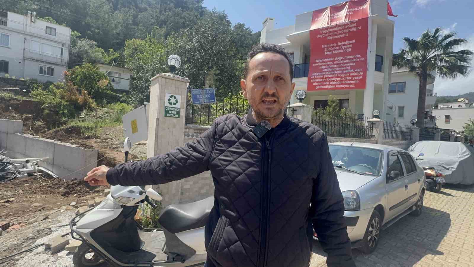 Marmaris’te "Adalet istiyoruz" diyerek balkona pankart astılar 6 marmariste adalet istiyoruz diyerek balkona pankart astilar 2 z3INAmSZ