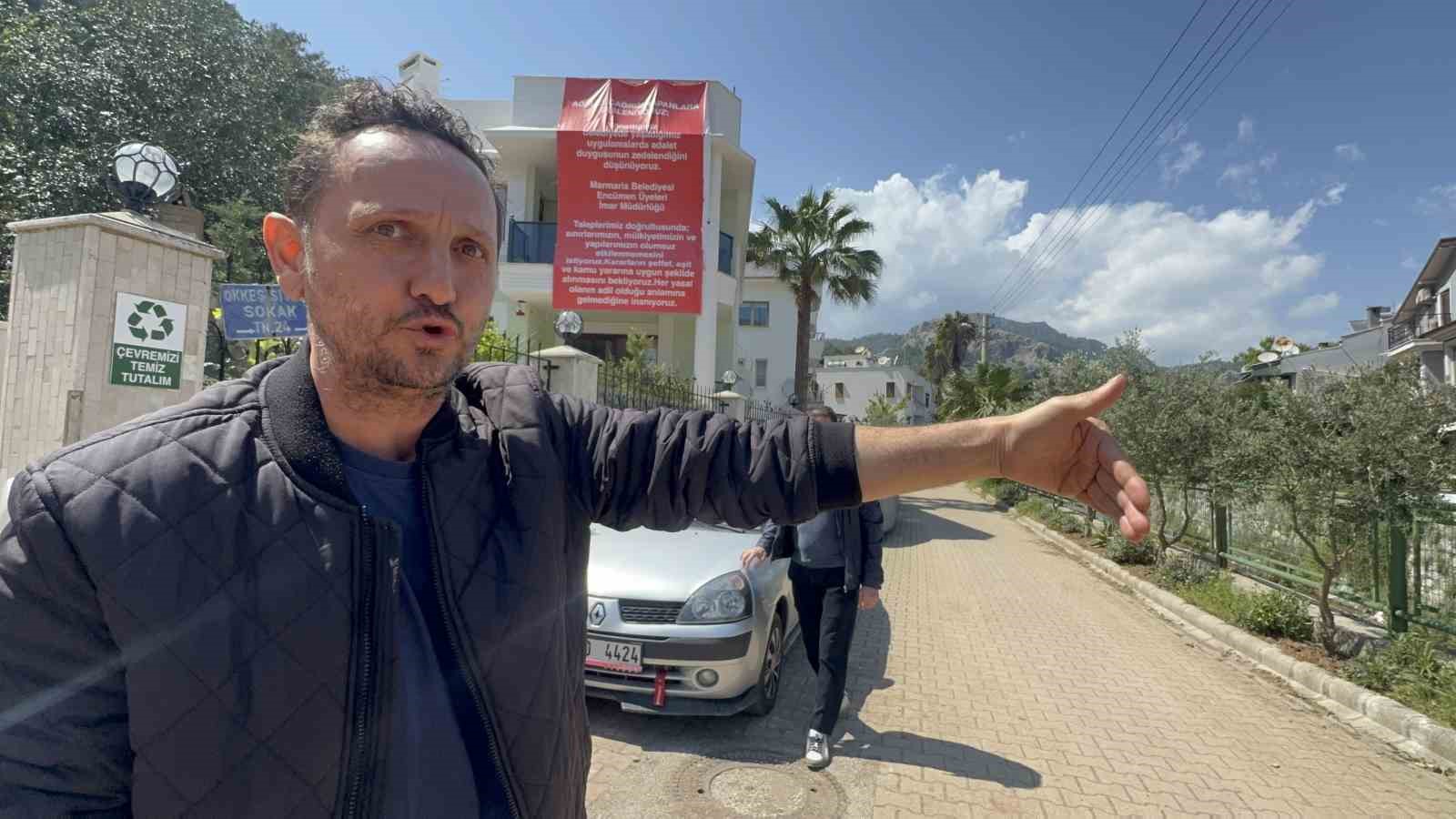 Marmaris’te "Adalet istiyoruz" diyerek balkona pankart astılar 7 marmariste adalet istiyoruz diyerek balkona pankart astilar 3 uphmudbi