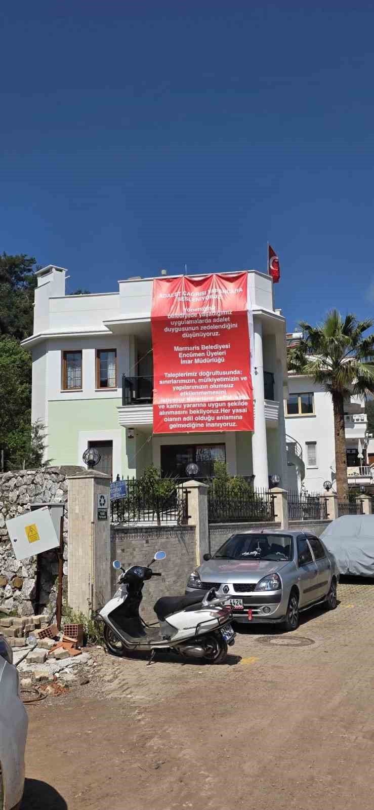 Marmaris’te "Adalet istiyoruz" diyerek balkona pankart astılar 8 marmariste adalet istiyoruz diyerek balkona pankart astilar 4 JwKXwqpc
