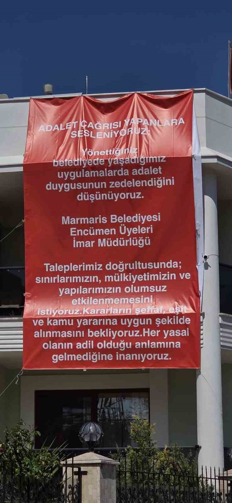 Marmaris’te "Adalet istiyoruz" diyerek balkona pankart astılar 9 marmariste adalet istiyoruz diyerek balkona pankart astilar 5 VRCktAGk