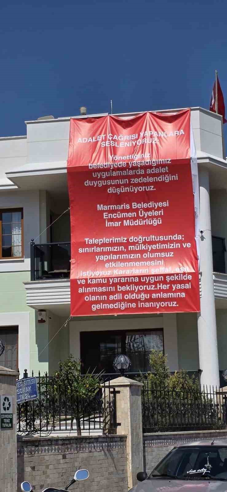 Marmaris’te "Adalet istiyoruz" diyerek balkona pankart astılar 10 marmariste adalet istiyoruz diyerek balkona pankart astilar 6 Mb3byzEt