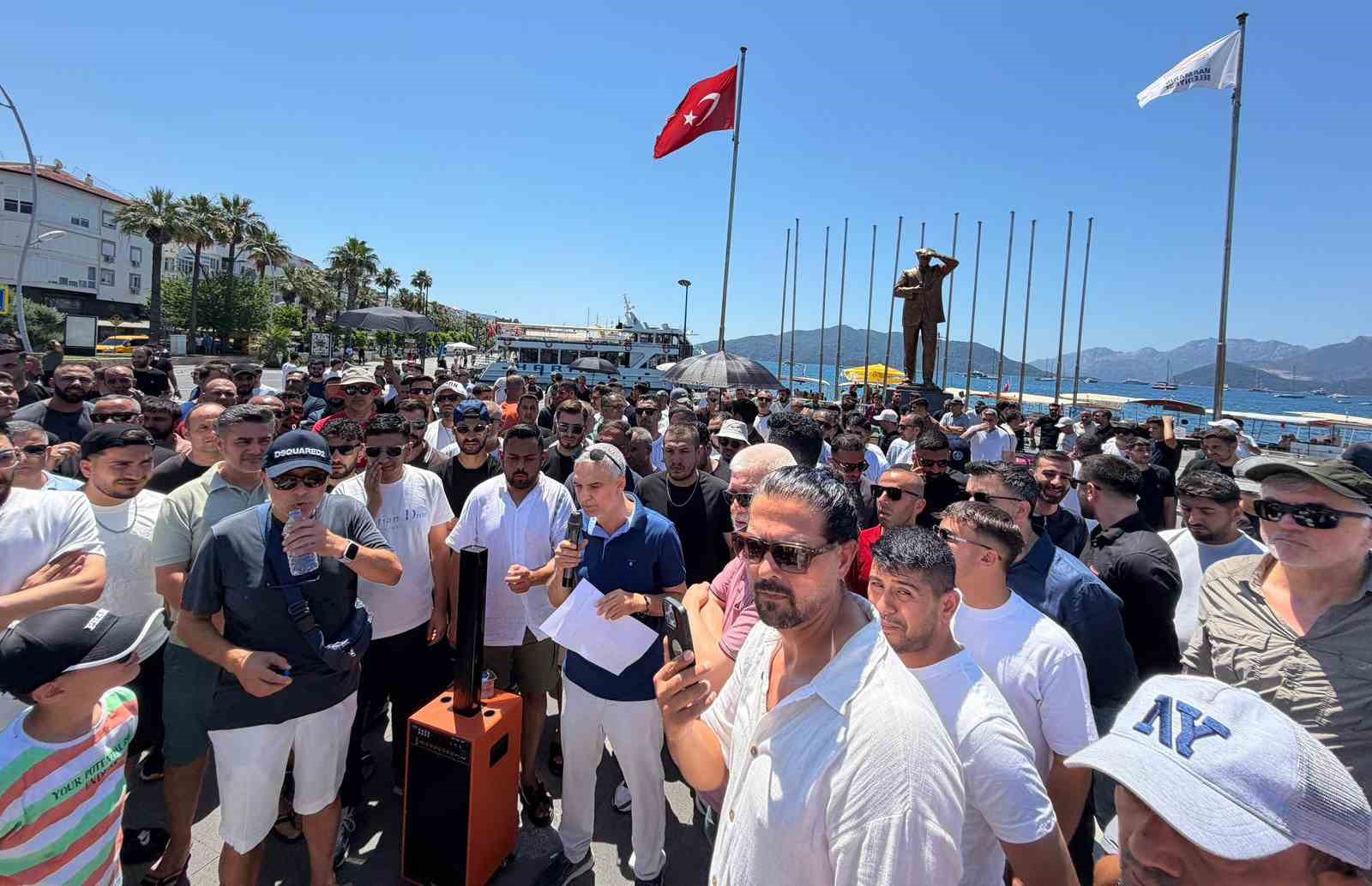 marmariste esnaf kapali carsinin uzerinin acilmasini protesto etti 0 LunSIyfL