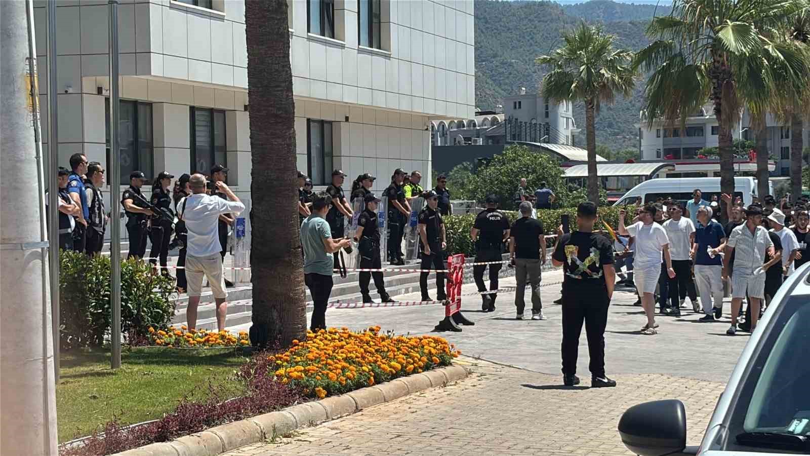 marmariste esnaf kapali carsinin uzerinin acilmasini protesto etti 1