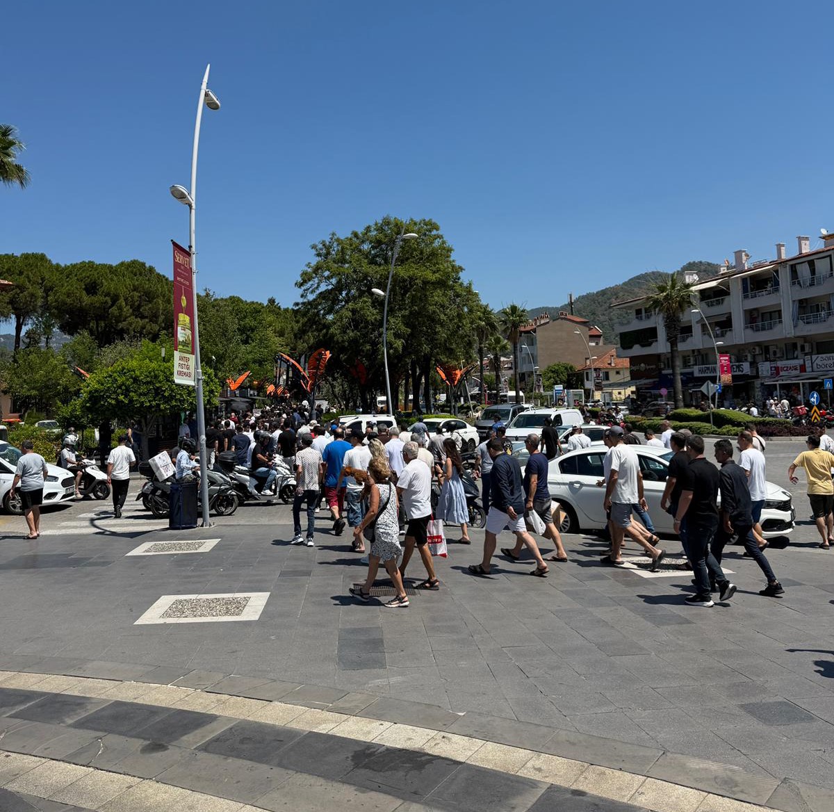 marmariste esnaf kapali carsinin uzerinin acilmasini protesto etti 2 r9RsRU2U