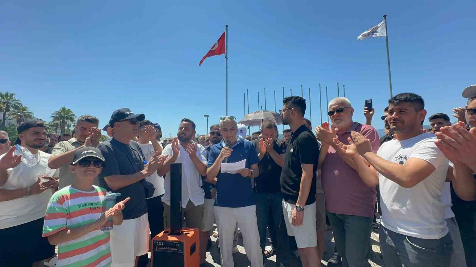 marmariste esnaf kapali carsinin uzerinin acilmasini protesto etti 4