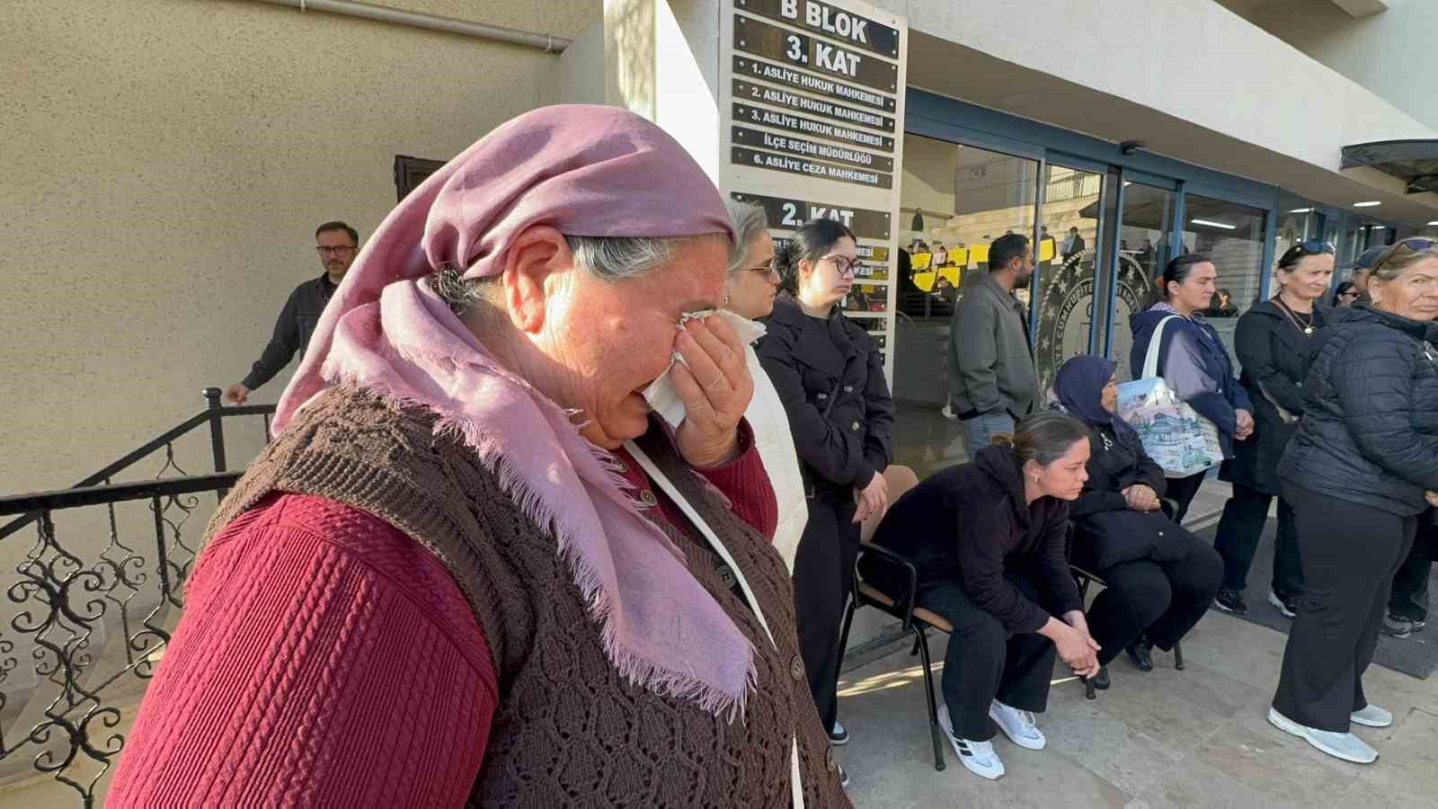 marmariste teknedeki kavgada hayatini kaybeden gencin davasi basladi adliye onunde adalet istiyoruz sesi yukseldi AYuLe4wL