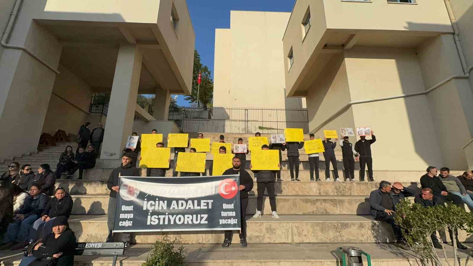 marmariste teknedeki kavgada hayatini kaybeden gencin davasi basladi adliye onunde adalet istiyoruz sesi yukseldi fscMQ2Sh
