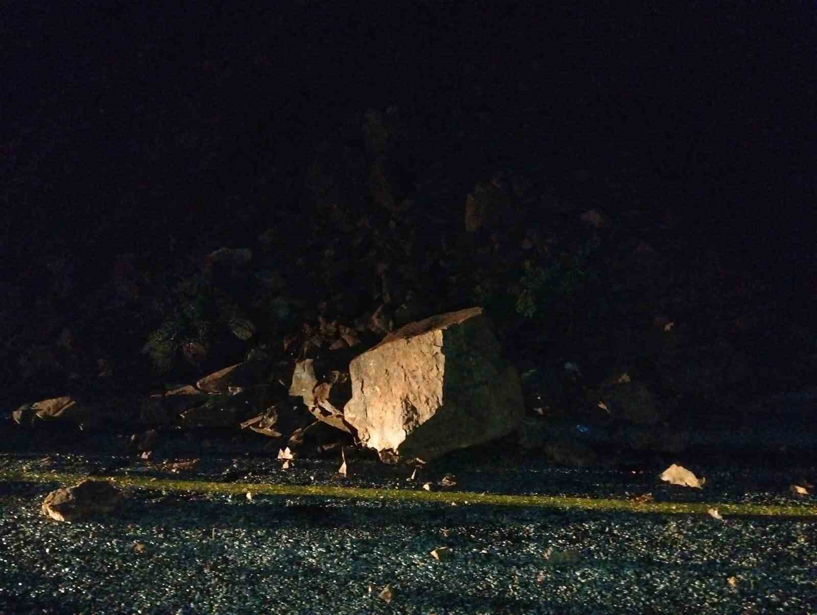 marmariste toprak kaymasi nedeniyle yol trafige kapatildi 0 btDXuUL7