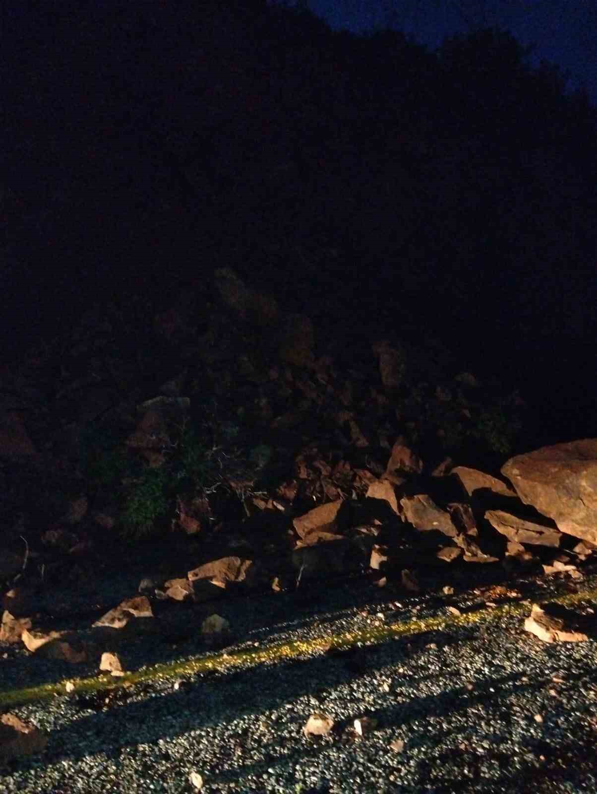 marmariste toprak kaymasi nedeniyle yol trafige kapatildi 2 OXTyeKYw