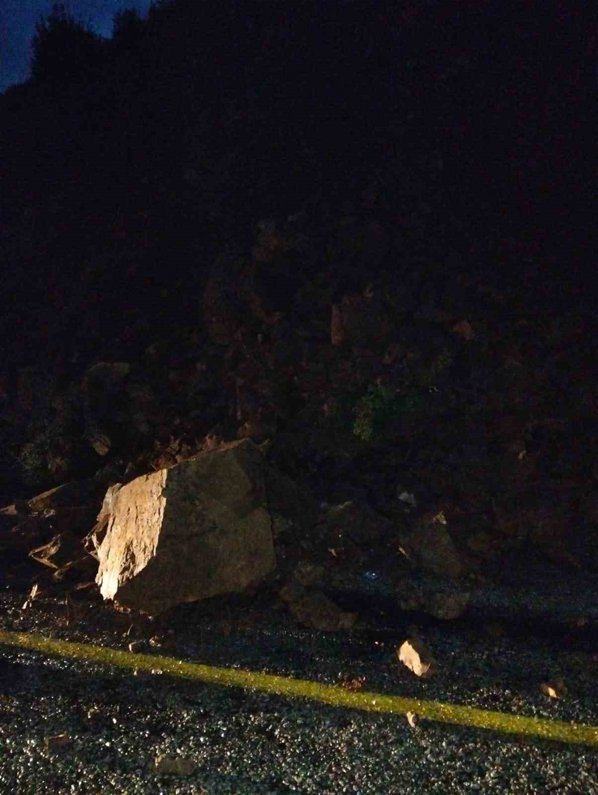 marmariste toprak kaymasi nedeniyle yol trafige kapatildi 3 sYRVbjUI