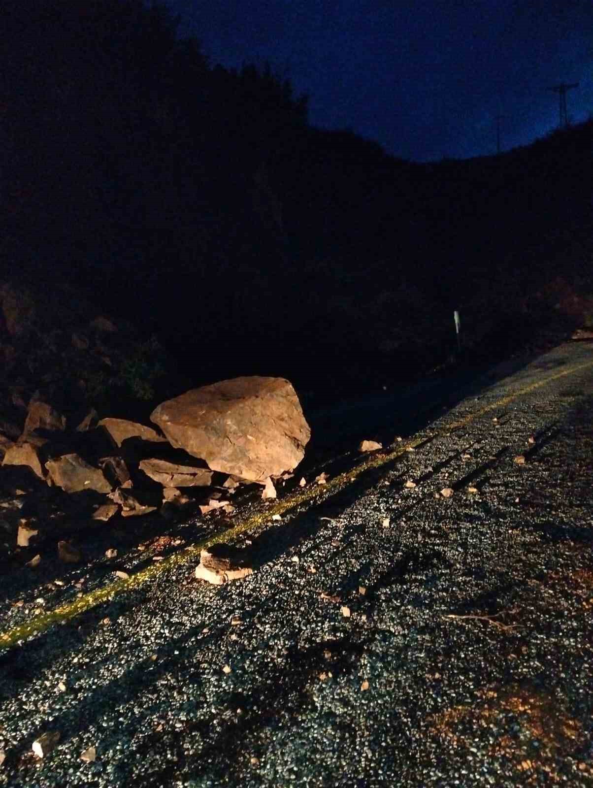 marmariste toprak kaymasi nedeniyle yol trafige kapatildi 4 tkWj9YqH