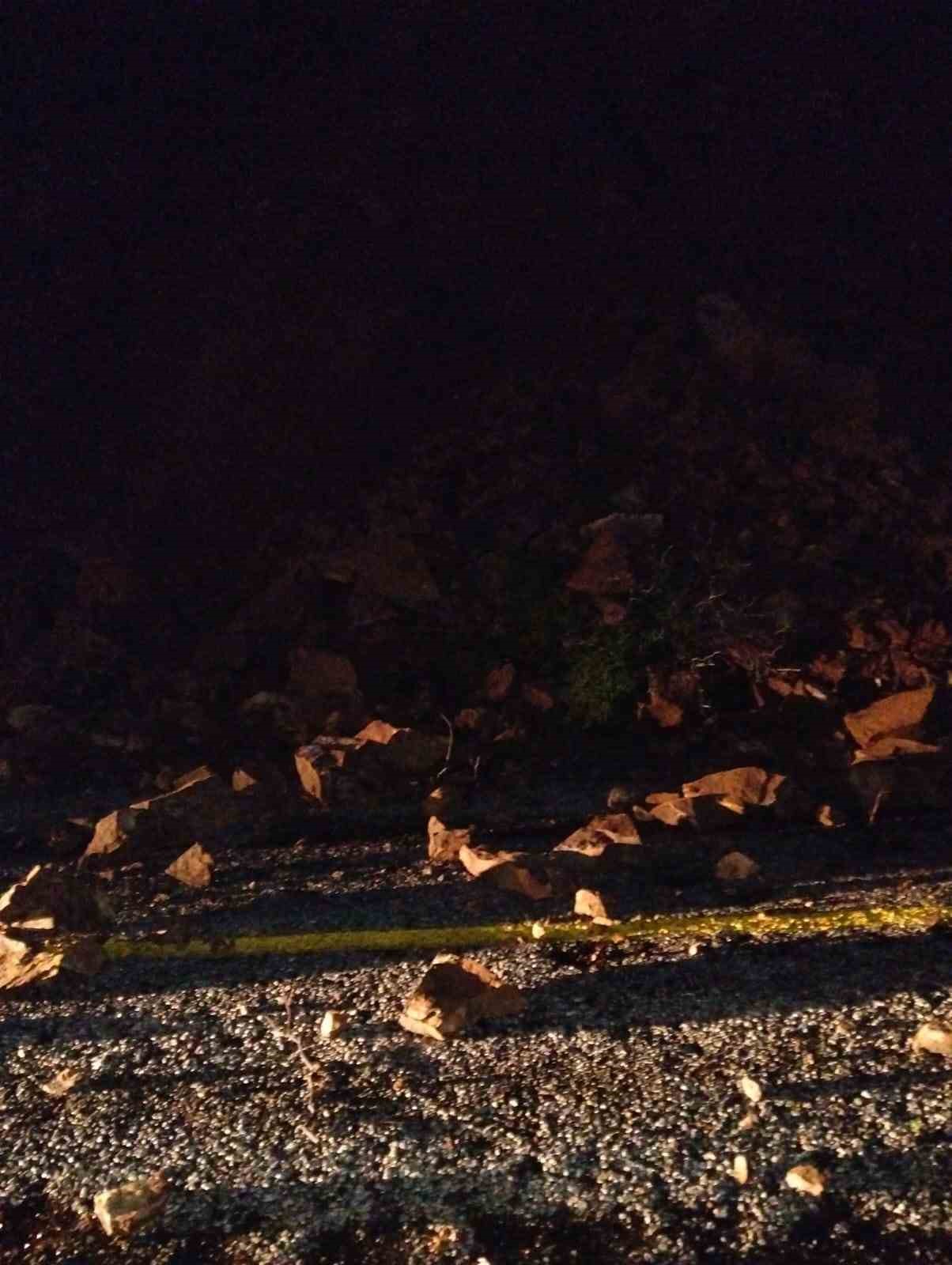 marmariste toprak kaymasi nedeniyle yol trafige kapatildi 5 At7bBusC