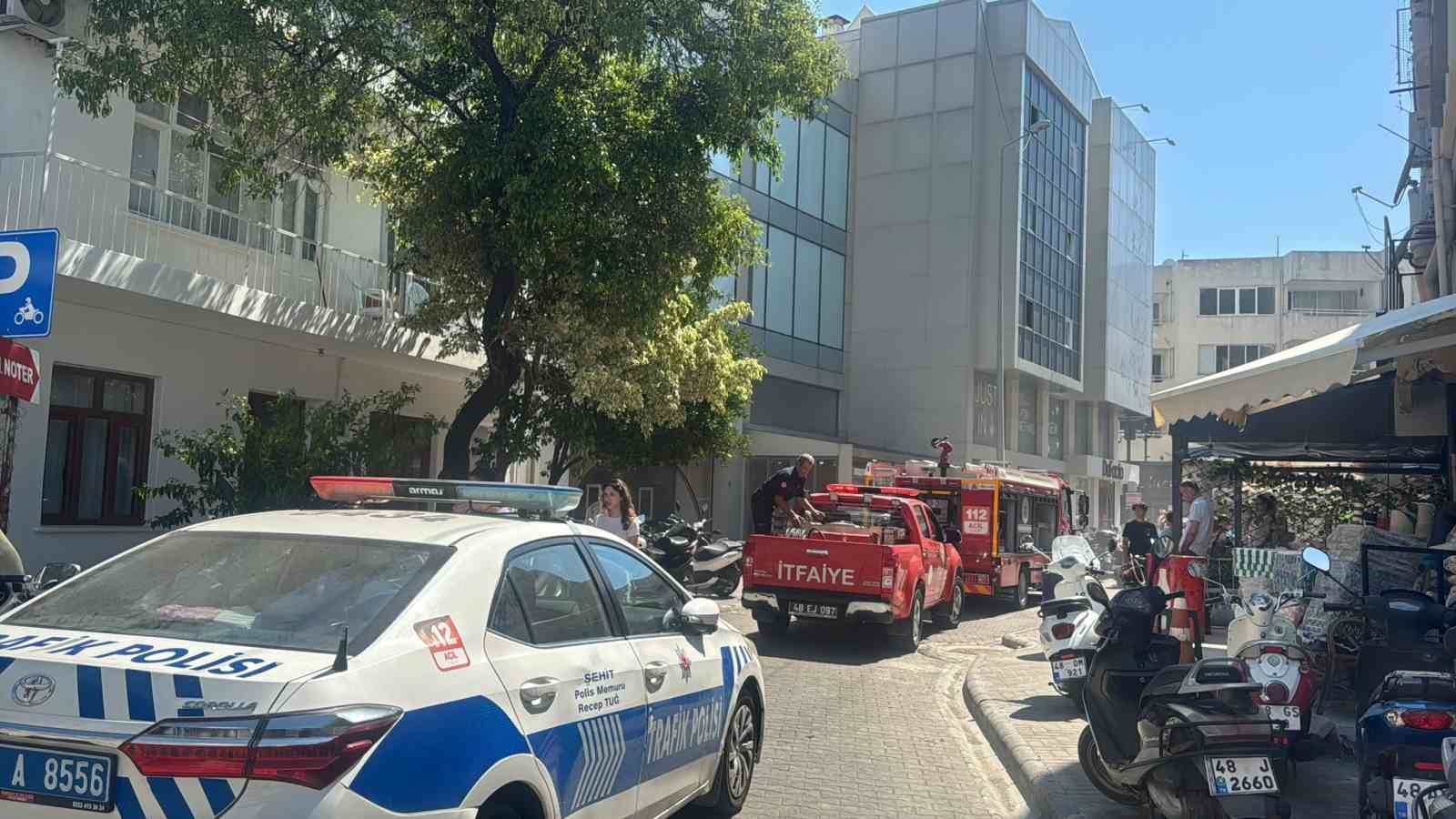 Marmaris’teki ünlü giyim firmasında yangın paniği 4 marmaristeki unlu giyim firmasinda yangin panigi 0