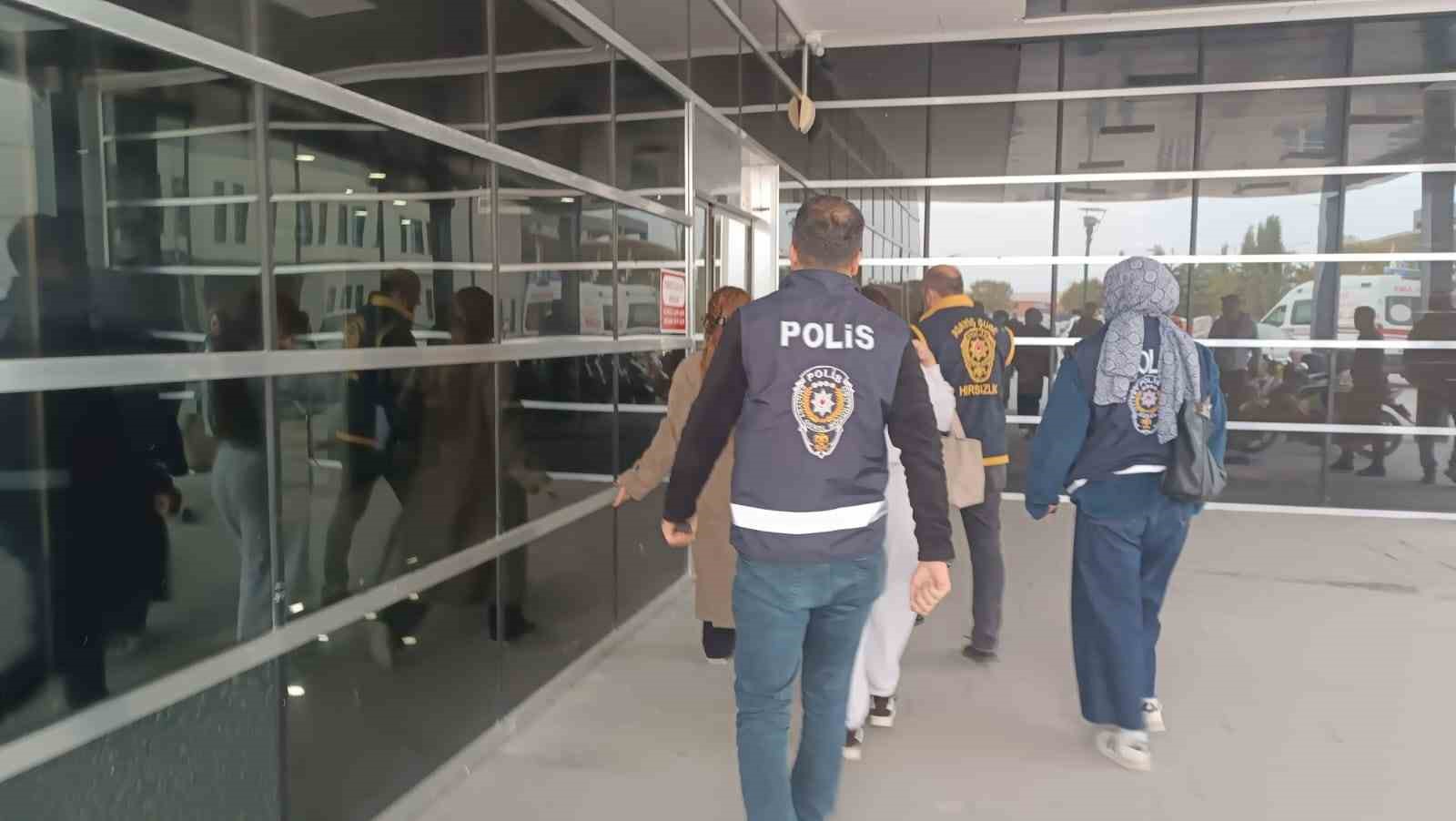 Masaj salonlarına fuhuş operasyonu: 5 gözaltı 4 masaj salonlarina fuhus operasyonu 5 gozalti 0 SAqKOtub