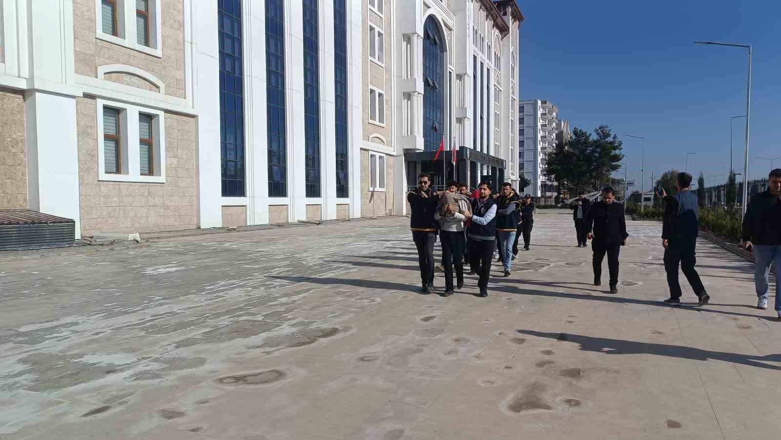 masaj salonlarina fuhus operasyonunda 6 kisi tutuklandi 4 IWRJEaFC