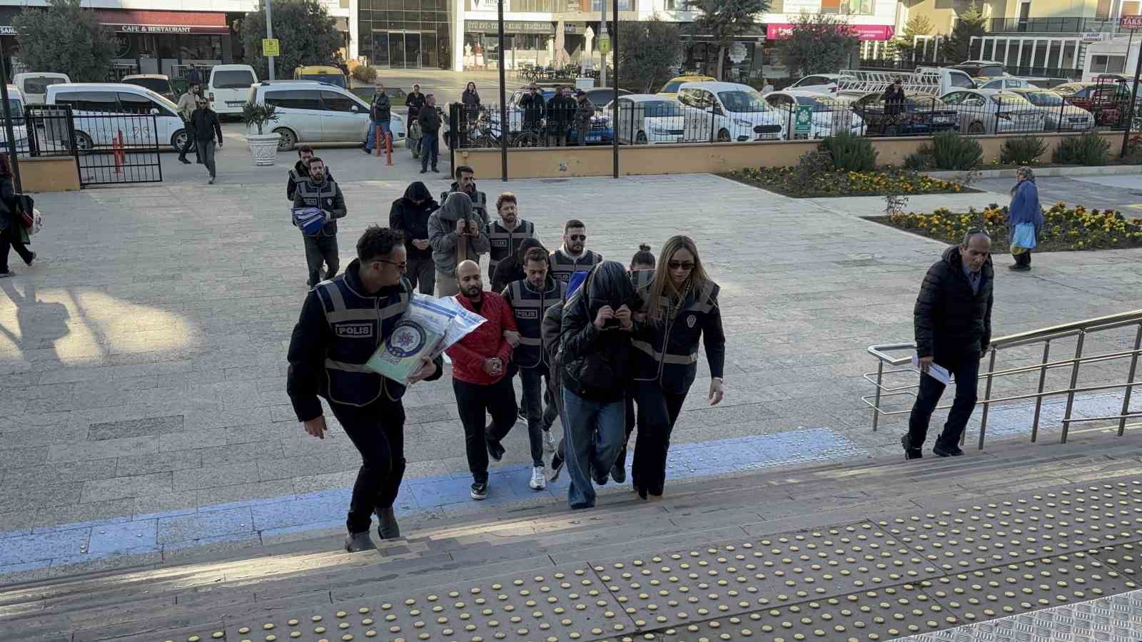 masaj salonlarinda fuhus operasyonunda 5 tutuklama 0 W4Dl8Ghr