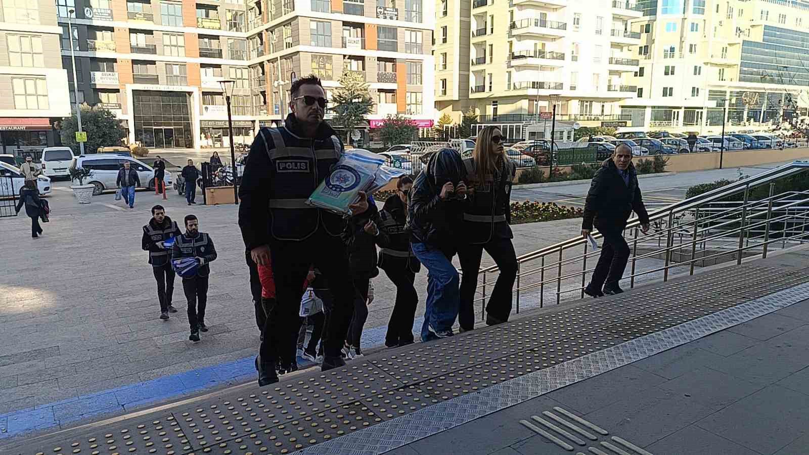masaj salonlarinda fuhus operasyonunda 5 tutuklama 4 a6fy2t7L