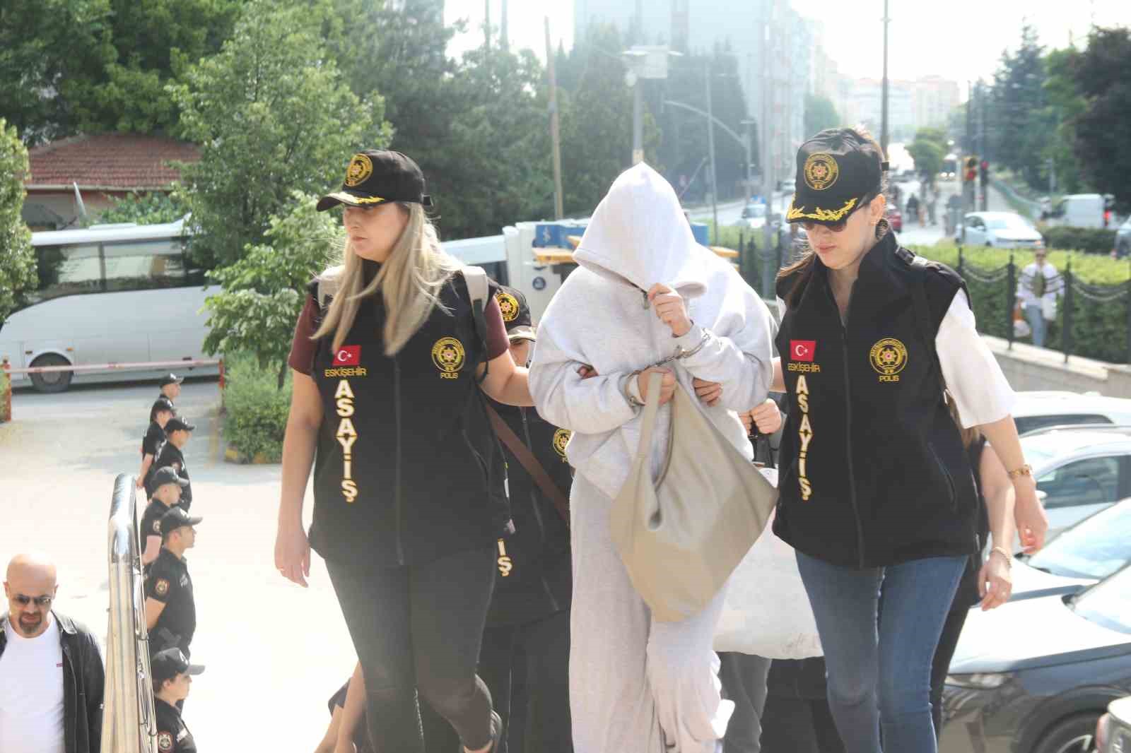 Masaj salonlarında fuhuş yaptırılan 26 kadın kurtarıldı, 7 kişi tutuklandı 6 masaj salonlarinda fuhus yaptirilan 26 kadin kurtarildi 7 kisi tutuklandi 2 QrsH78GB