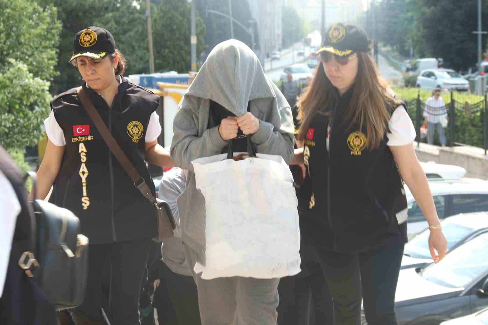 Masaj salonlarında fuhuş yaptırılan 26 kadın kurtarıldı, 7 kişi tutuklandı 8 masaj salonlarinda fuhus yaptirilan 26 kadin kurtarildi 7 kisi tutuklandi 4 yKmybIrS