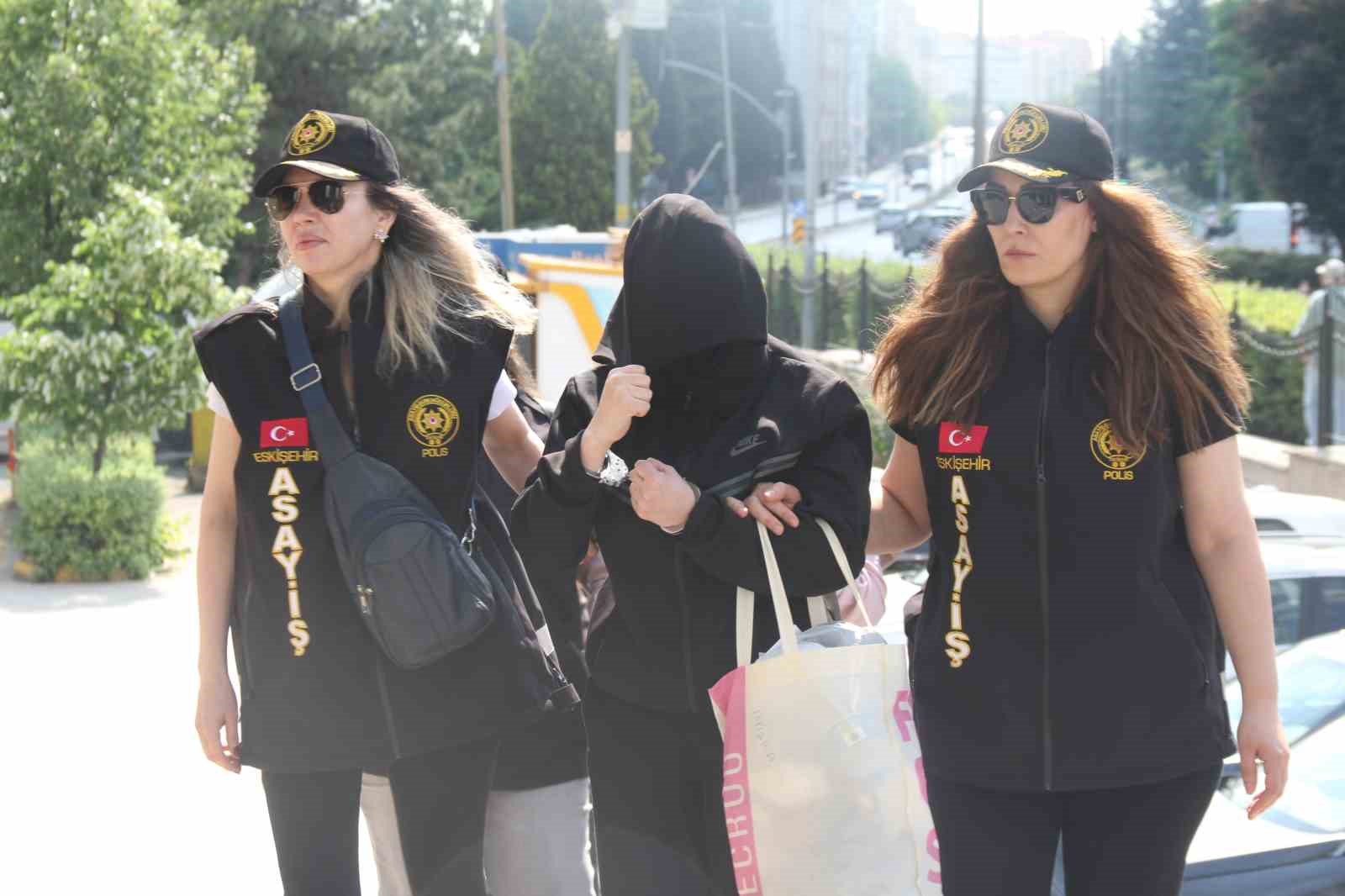 Masaj salonlarında fuhuş yaptırılan 26 kadın kurtarıldı, 7 kişi tutuklandı 10 masaj salonlarinda fuhus yaptirilan 26 kadin kurtarildi 7 kisi tutuklandi 6 RykGhD54