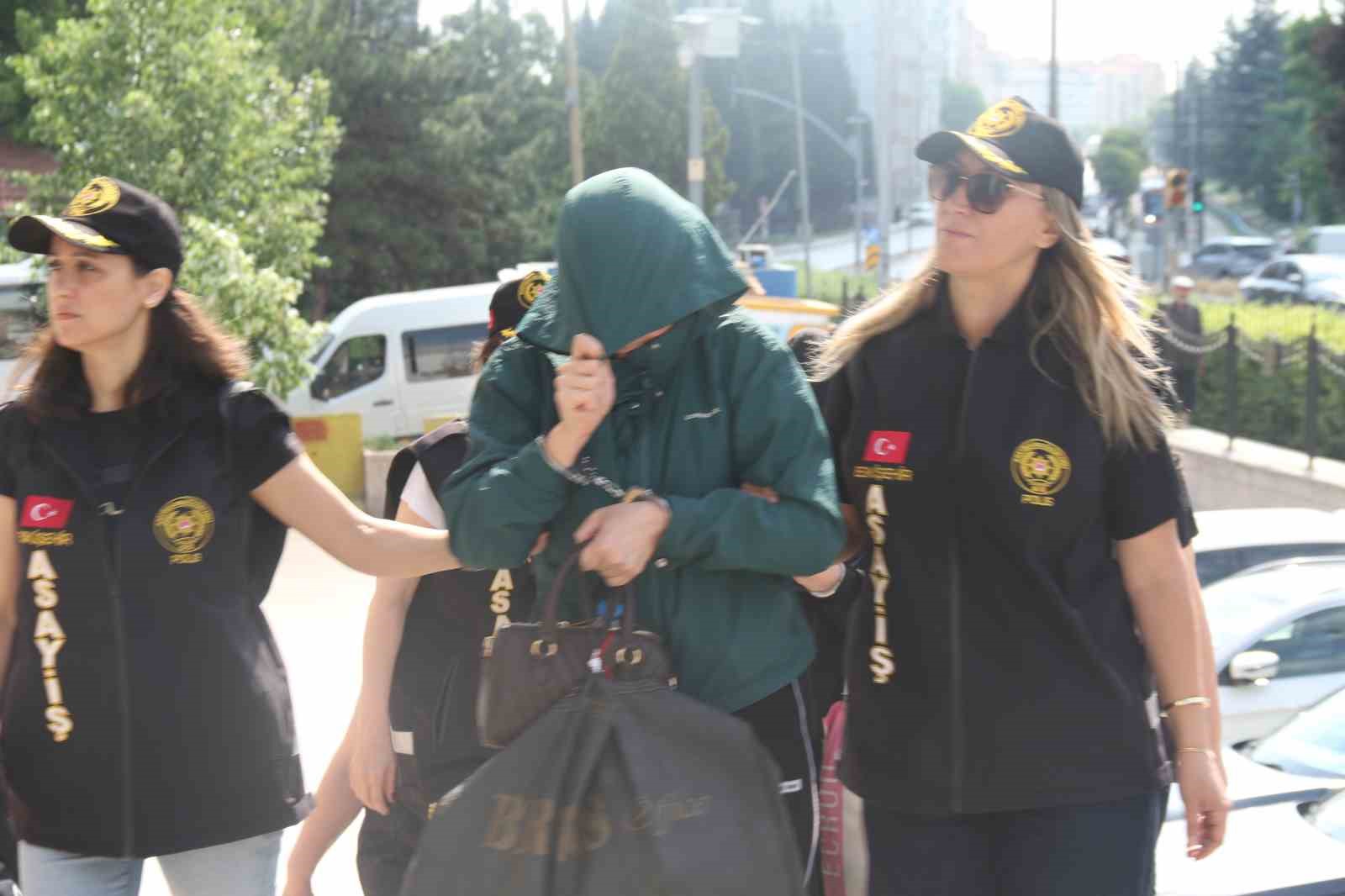 Masaj salonlarında fuhuş yaptırılan 26 kadın kurtarıldı, 7 kişi tutuklandı 11 masaj salonlarinda fuhus yaptirilan 26 kadin kurtarildi 7 kisi tutuklandi 7 4zJYmtrU