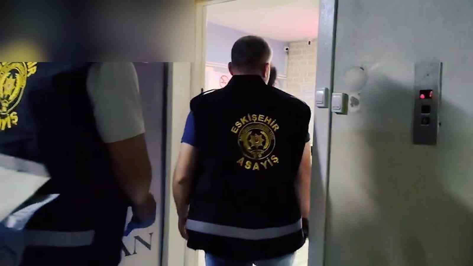 Masaj salonlarında fuhuş yaptırılan 26 kadın kurtarıldı, 7 kişi tutuklandı 13 masaj salonlarinda fuhus yaptirilan 26 kadin kurtarildi 7 kisi tutuklandi 9 uBKCBseX