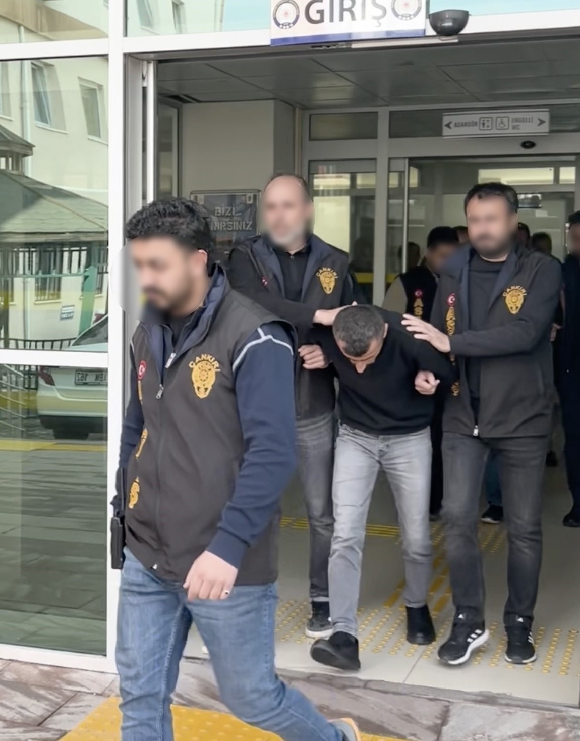 masaj salonu adi altindaki ikametlerde fuhus yaptiran 4 kisi tutuklandi 1 FahzDjIn