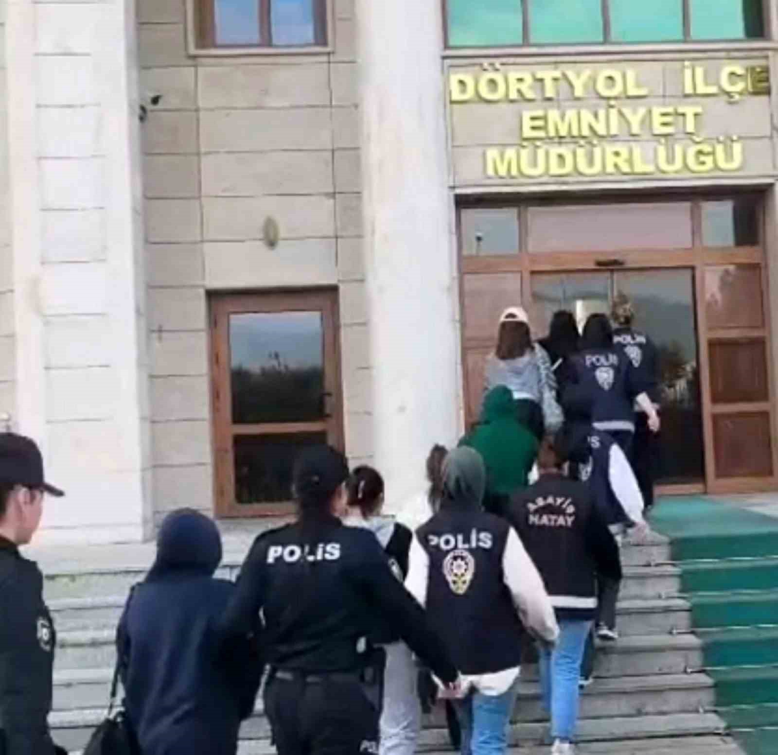 Masaj salonunda fuhşa sürüklenen 9 yabancı uyruklu kadın gizli bölmeden çıktı 6 masaj salonunda fuhsa suruklenen 9 yabanci uyruklu kadin gizli bolmeden cikti 2