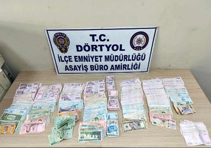 Masaj salonunda fuhşa sürüklenen 9 yabancı uyruklu kadın gizli bölmeden çıktı 7 masaj salonunda fuhsa suruklenen 9 yabanci uyruklu kadin gizli bolmeden cikti 3 eNwrFTpw