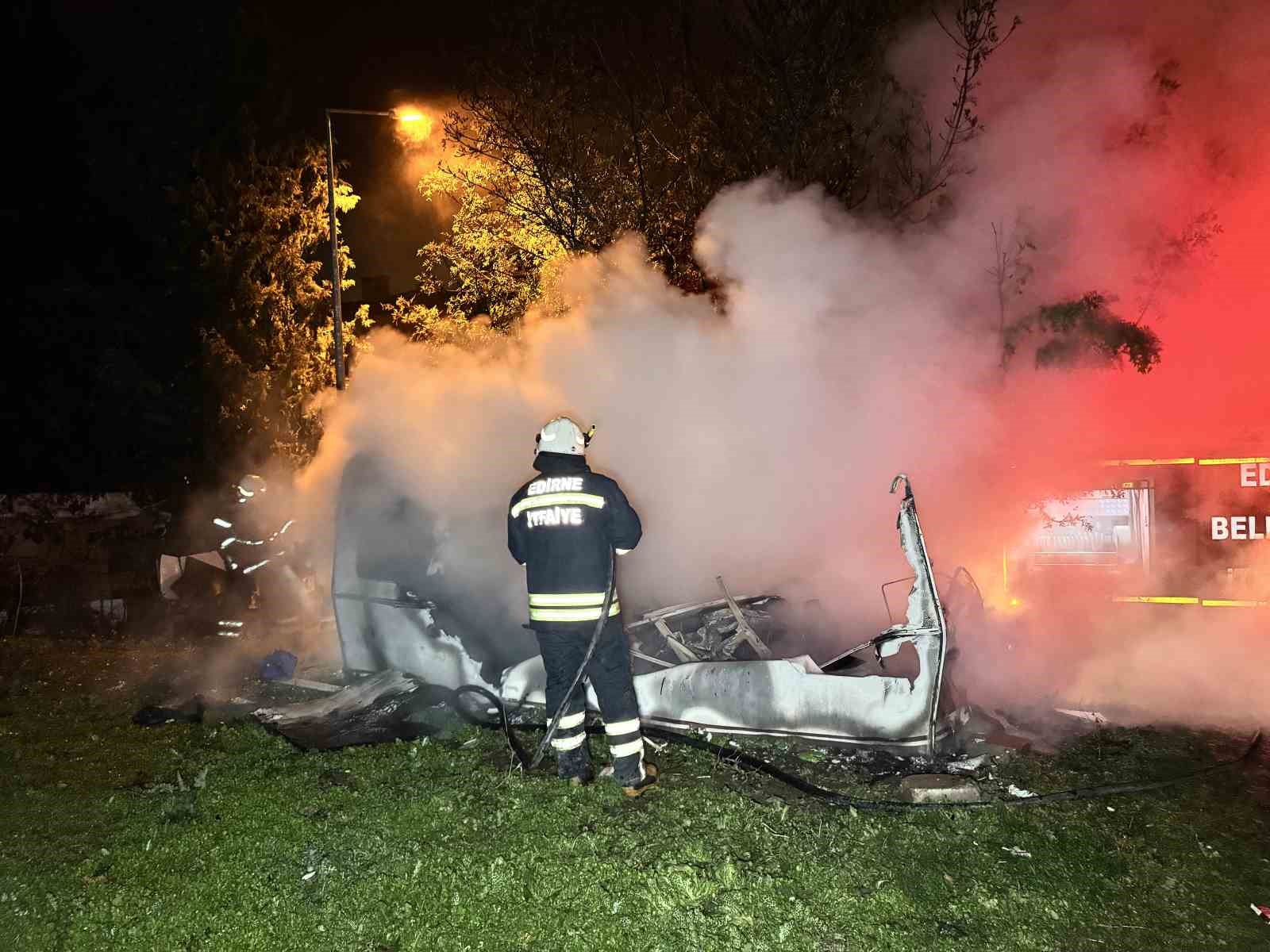 masal gibi olay annesinin mezarina gitti olumden kurtuldu 1 MD2caA12