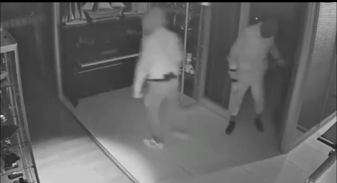 maskeli besler girdikleri isletmelerde celik kasalari boyle patlatti 0 39tkOEYX