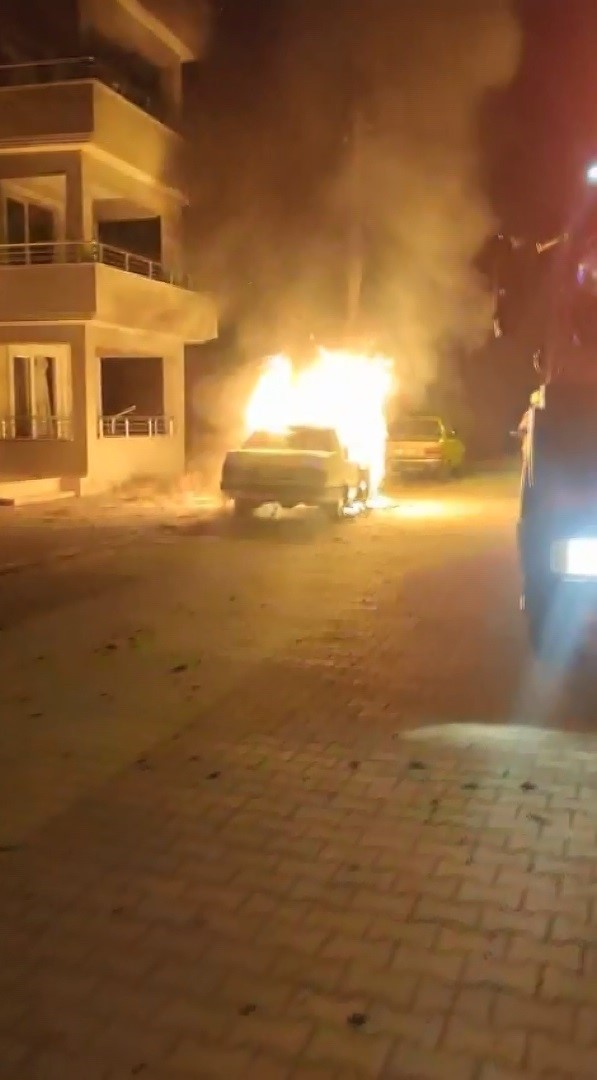 Maskeyle geldi, aracı böyle ateşe verdi 8 maskeyle geldi araci boyle atese verdi 4 D6jE2lrw