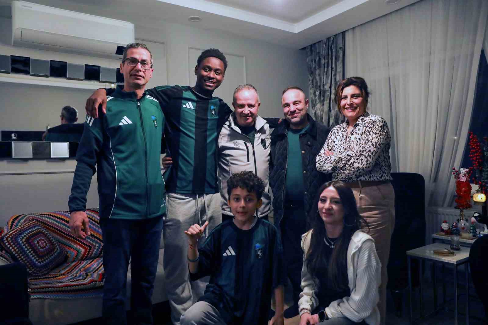 maskot kostumunden futbolcu cikti cocuk taraftarin heyecandan elleri titredi 1