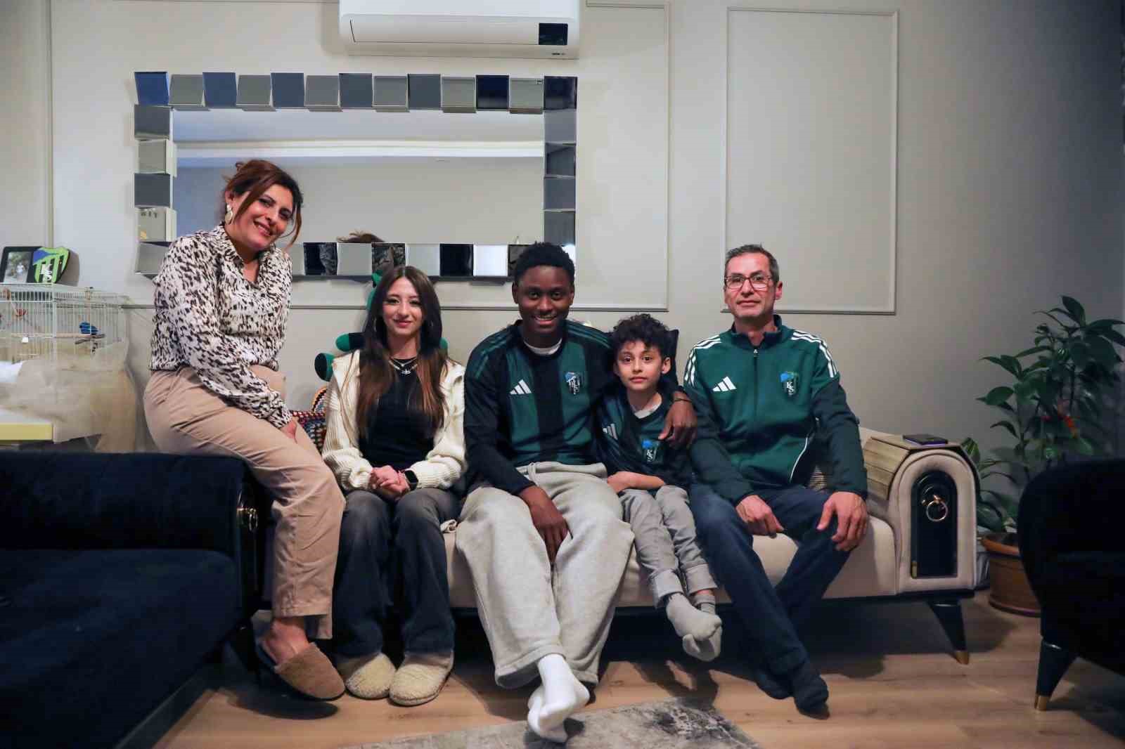 maskot kostumunden futbolcu cikti cocuk taraftarin heyecandan elleri titredi 2 V1mrNFZX