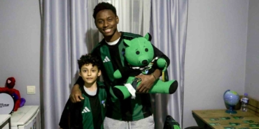 maskot-kostumunden-futbolcu-cikti-cocuk-taraftarin-heyecandan-elleri-titredi-vxny1CK9.jpg