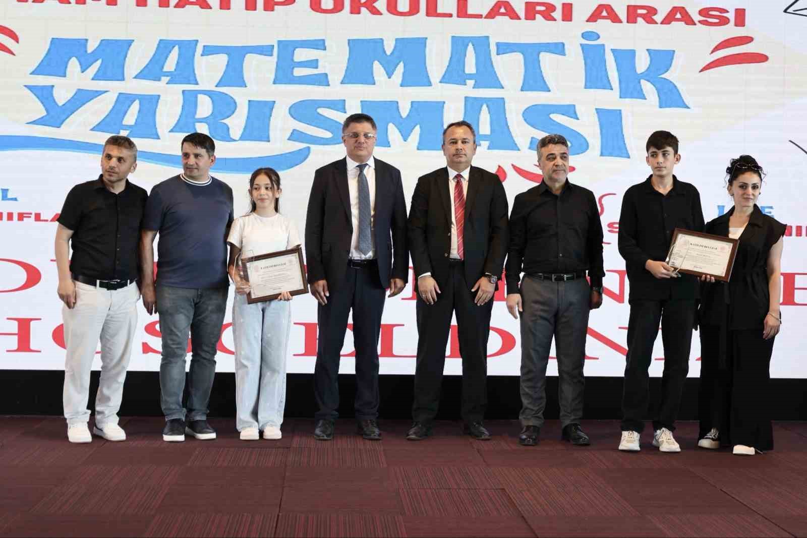 matematikte dereceye giren imam hatipliler odullerini aldi 1 XnFwpDJ5