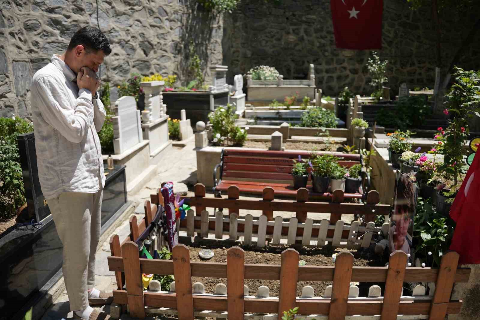 mattia ahmet minguzzinin ailesi bayramin ilk gunu cocuklarinin mezarini ziyaret etti 1 ae2kX8iR