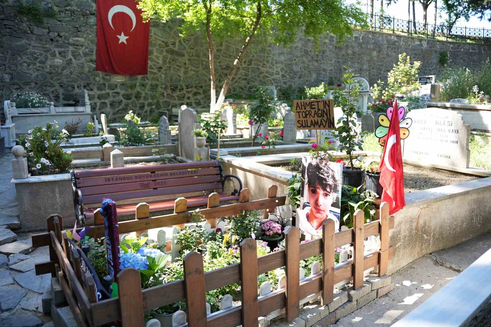 mattia ahmet minguzzinin ailesi bayramin ilk gunu cocuklarinin mezarini ziyaret etti 2 retW4nWa